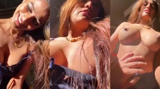 Smooth pussy of sleeping sali