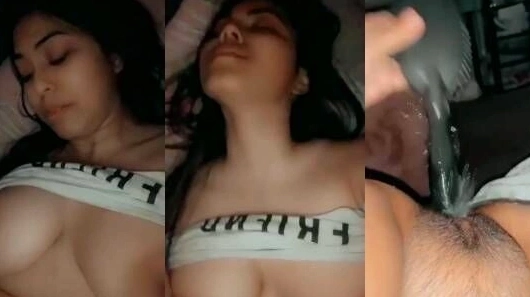 Spreading legs to fuck sexy aunty